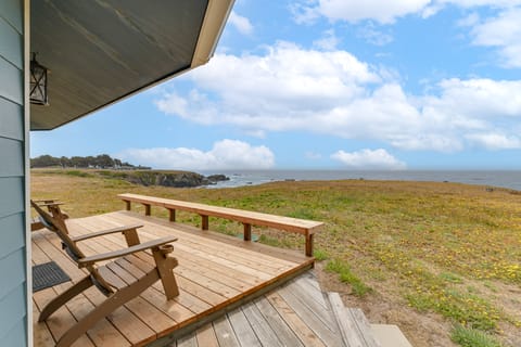 Walk to Beach: Luxury Oceanfront Escape in Caspar House in Caspar