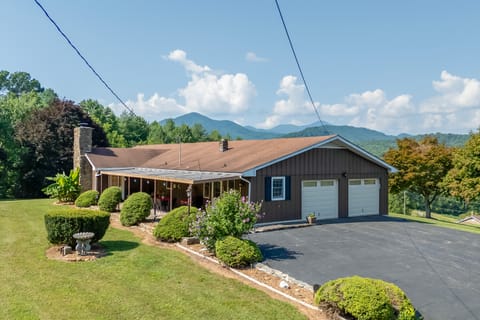 11 Mi to Asheville: Scenic Retreat w/ Game Room House in Upper Hominy