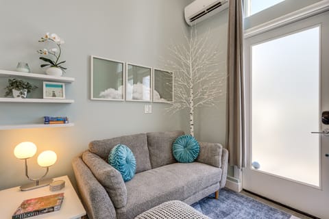 Walk to Discovery Park: Bright Studio in Magnolia Apartment in Magnolia Seattle