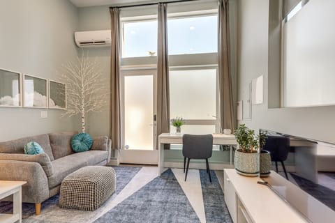 Walk to Discovery Park: Bright Studio in Magnolia Apartment in Magnolia Seattle