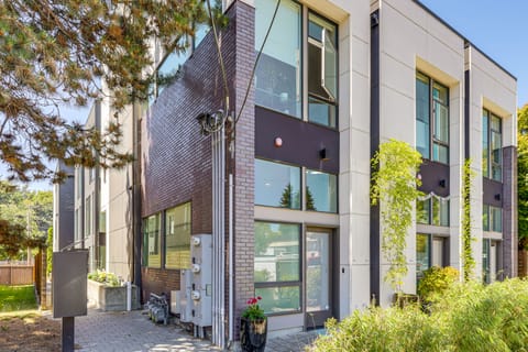 Walk to Discovery Park: Bright Studio in Magnolia Apartment in Magnolia Seattle