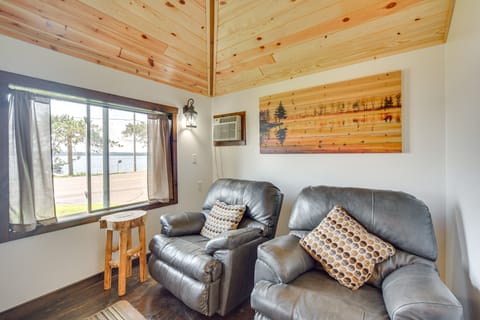 Cozy Studio w/ Community Docks in Stone Lake! Apartment in Wisconsin