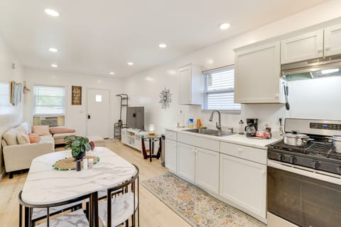 2 Mi to State Park: Updated Niagara Falls Home House in Niagara Falls