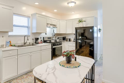 2 Mi to State Park: Updated Niagara Falls Home House in Niagara Falls