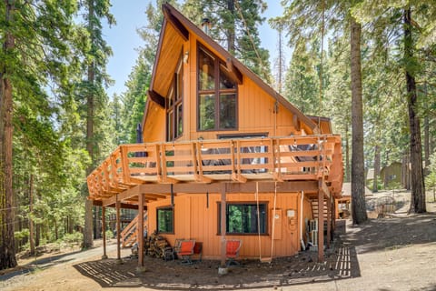 Cabin Getaway Near Big Trees Park: Game Room, Deck House in Dorrington