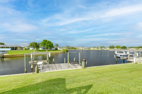 Fish, Swim & Relax: Canal-Front Port Charlotte Gem House in Port Charlotte