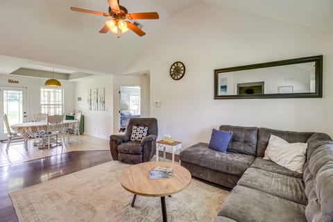 13 Mi to Chattanooga: Family Home w/ Backyard! House in Alabama