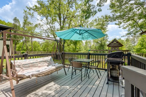 Walk to Lake Fayetteville: Family Retreat w/ Deck House in Springdale