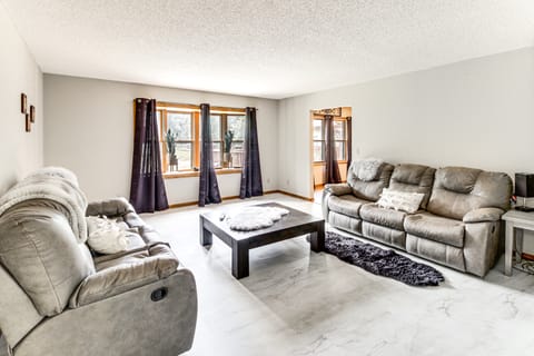 Hot Tub & 2 Recreation Rooms: Spacious Onamia Home House in Minnesota