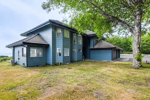 3-Acre Property: Beachfront Home in Smith River! House in Oregon