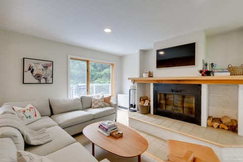 Indoor Hot Tub: Sugarbush Retreat on Lincoln Peak House in Warren