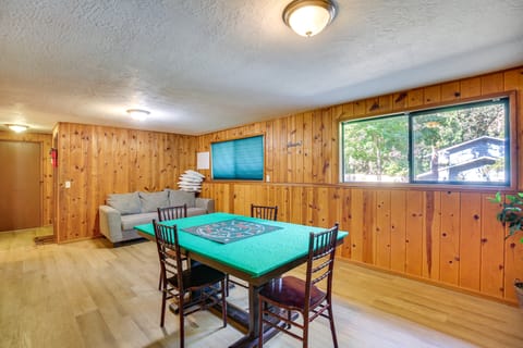 3 Mi to U of O Pet-Friendly Home w/ Covered Deck! House in Eugene