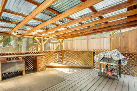 3 Mi to U of O Pet-Friendly Home w/ Covered Deck! House in Eugene