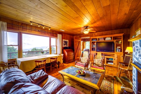 Little Switzerland Cabin w/ Stunning Mtn Views House in Mitchell County