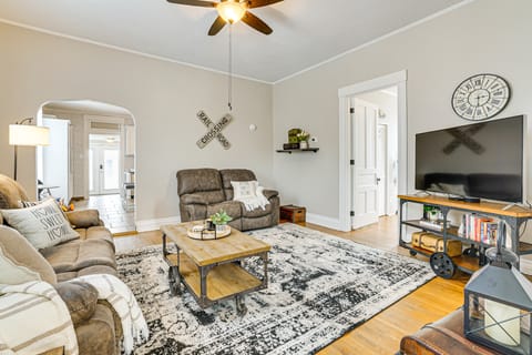 Dog-Friendly Home w/ Yard, 6 Mi to Louisville! House in New Albany