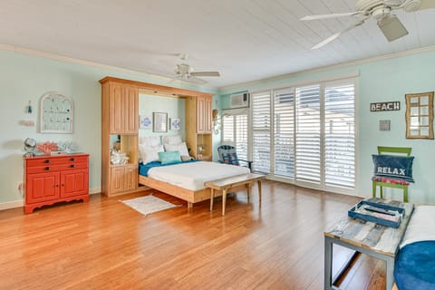 Walk to Indian Shores Beach + Pool: Sunny Condo Apartment in Redington Shores
