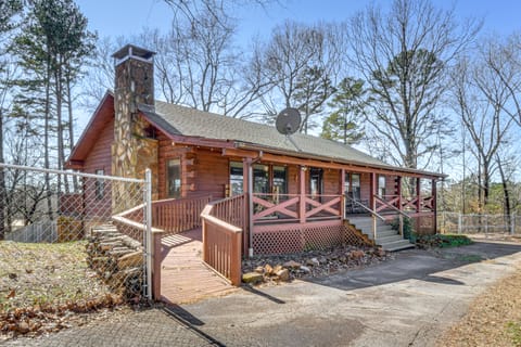 Woodsy Hideaway: 8 Mi to Henderson Falls Park! House in Lake Hartwell