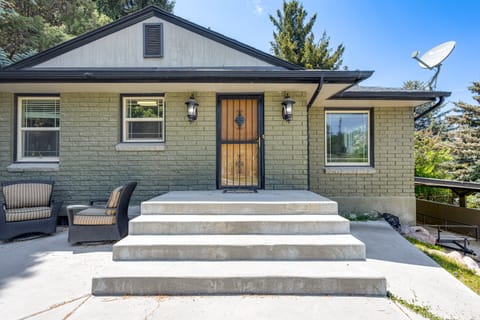 Mountain Views: Walkable Lava Hot Springs Home! House in Lava Hot Springs