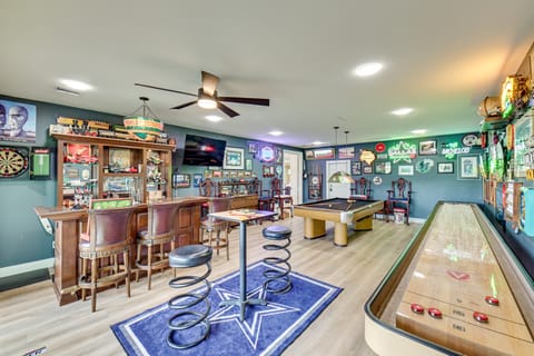 Getaway Near Dallas w/ Retro-Style Game Room! House in Farmers Branch