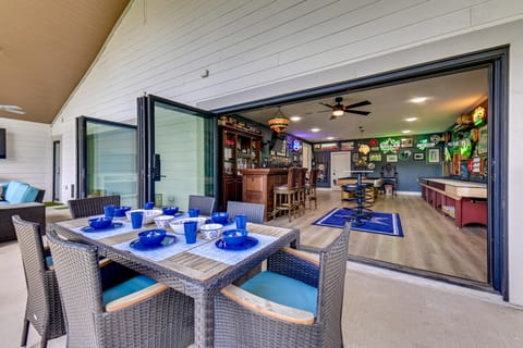 Getaway Near Dallas w/ Retro-Style Game Room! House in Farmers Branch