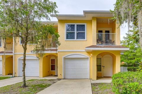 1 Mi to UF! Gator Game Day Retreat w/ Balcony Apartment in Gainesville