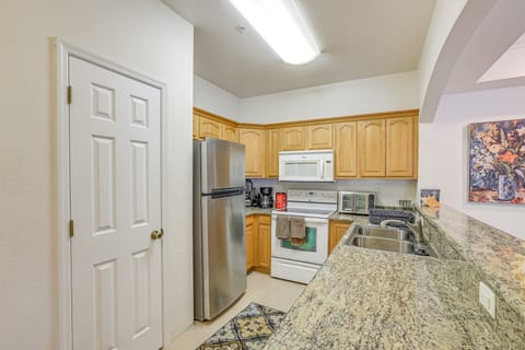 1 Mi to UF! Gator Game Day Retreat w/ Balcony Apartment in Gainesville