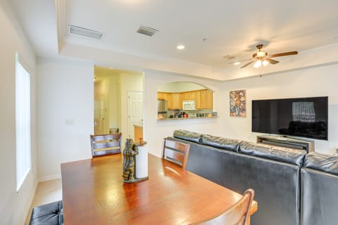 1 Mi to UF! Gator Game Day Retreat w/ Balcony Apartment in Gainesville