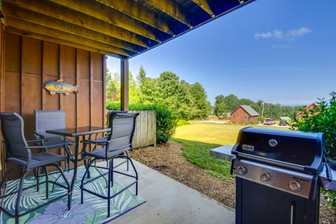 Scenic Outdoor Space: Lake Keowee Retreat! Apartment in Lake Keowee