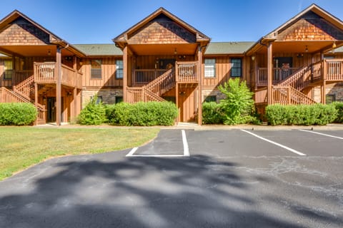 Scenic Outdoor Space: Lake Keowee Retreat! Apartment in Lake Keowee