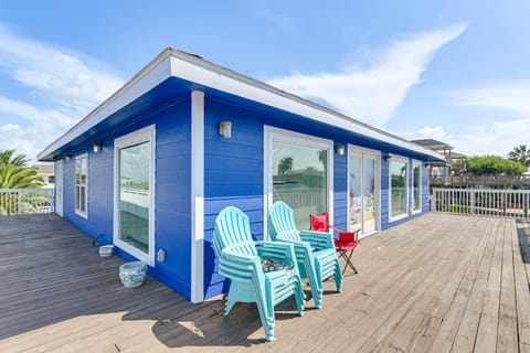 1 Mi to Jamaica Beach: Gem w/ Waterfront Decks House in Jamaica Beach