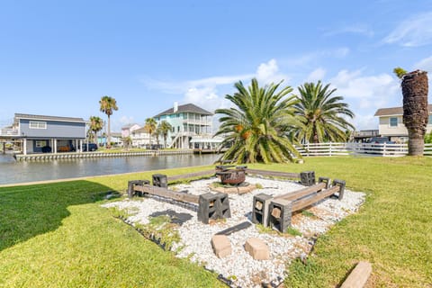 1 Mi to Jamaica Beach: Gem w/ Waterfront Decks House in Jamaica Beach