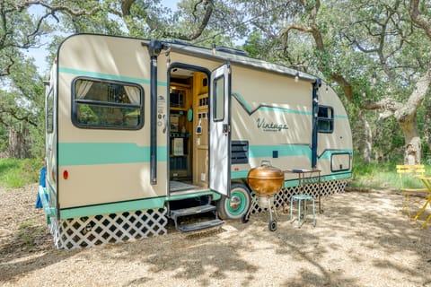 6 Mi to Wimberley Square: 'Happy Days Cruiser' Apartment in Rio Grande