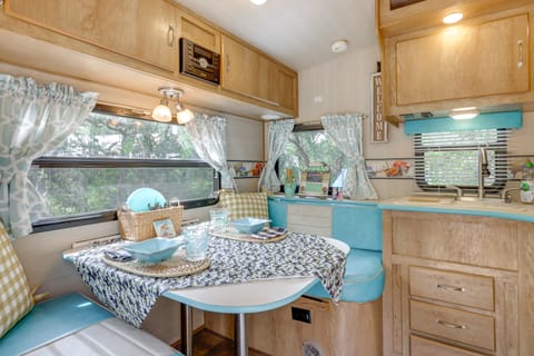 6 Mi to Wimberley Square: 'Happy Days Cruiser' Apartment in Rio Grande