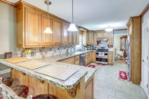 Pool & Tennis Court Access: Home in Warner Robins House in Warner Robins