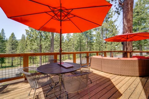 1 Mi to Tahoe Donner Skiing: Luxe Truckee Cabin! House in Truckee