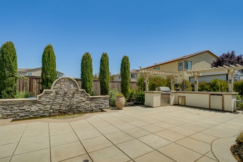 Patio & Outdoor Kitchen: Manteca Family Home House in Manteca