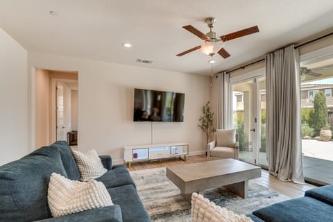 Patio & Outdoor Kitchen: Manteca Family Home House in Manteca