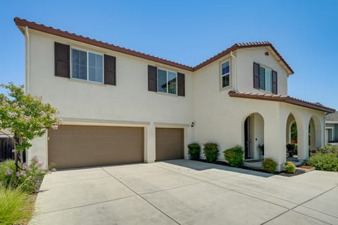 Patio & Outdoor Kitchen: Manteca Family Home House in Manteca