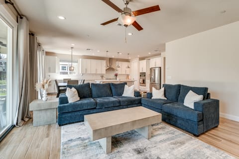 Patio & Outdoor Kitchen: Manteca Family Home House in Manteca