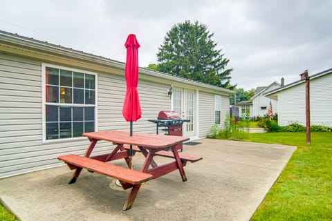 1 Mi to Lake Access: Erie Home w/ Private Backyard House in Millcreek Township