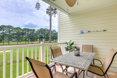 Golf Course Getaway w/ Pool Access in Myrtle Beach Apartment in Myrtle Beach