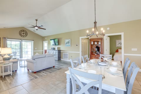 Golf Course View, Pool Access: Myrtle Beach Condo! Apartment in Myrtle Beach