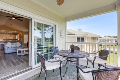 Golf Course View, Pool Access: Myrtle Beach Condo! Apartment in Myrtle Beach