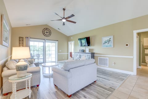 Golf Course View, Pool Access: Myrtle Beach Condo! Apartment in Myrtle Beach