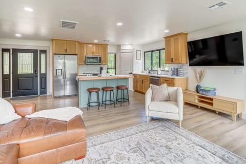 Family Fun! Lake Eufaula Home w/ Wraparound Deck House in Eufaula