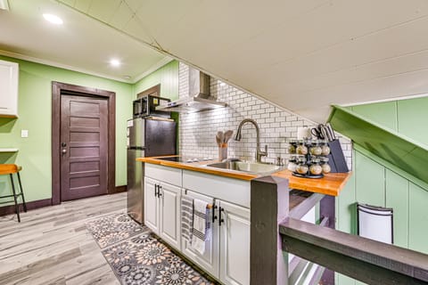 Walk to Nott Memorial: Studious Retreat Near Eats Apartment in Schenectady