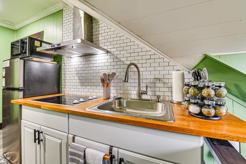 Walk to Nott Memorial: Studious Retreat Near Eats Apartment in Schenectady