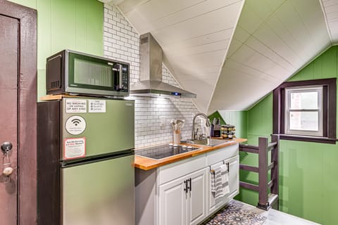 Walk to Nott Memorial: Studious Retreat Near Eats Apartment in Schenectady