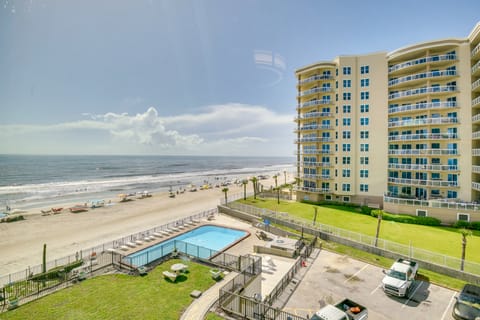 Partial Ocean Views: Daytona Beach Studio! Apartment in Daytona Beach Shores
