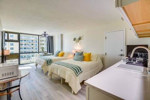 Beachfront Studio: Walk to Daytona Fun! Apartment in Daytona Beach Shores